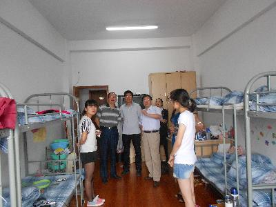 院领导们视察实习生宿舍，了解同学们的住宿及实习情况